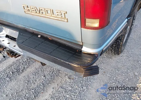 1993 Chevrolet Suburban K2500 из США, поврежденный, VIN 1GNGK26N3PJ324272